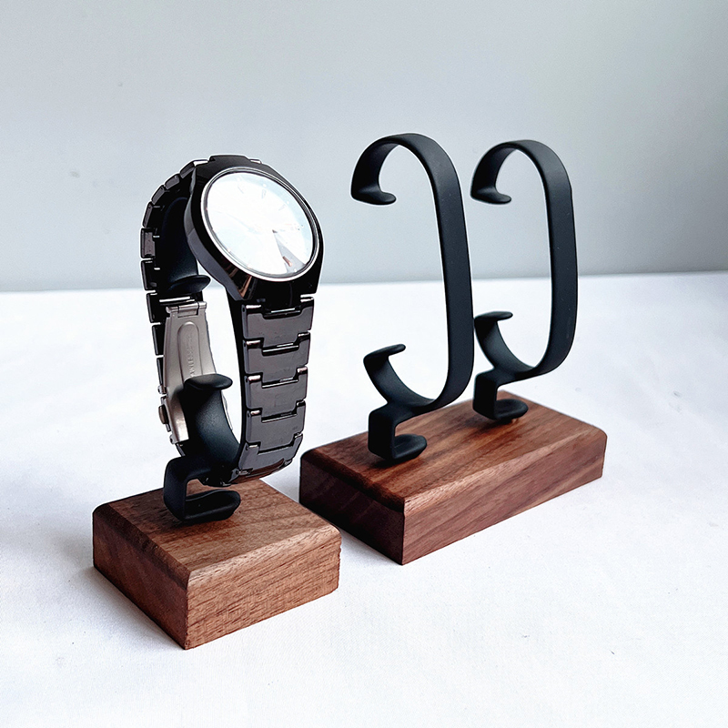 Wooden C-Shaped Watch Holder J - Jewelry And Watches Inc recensione e prezzo